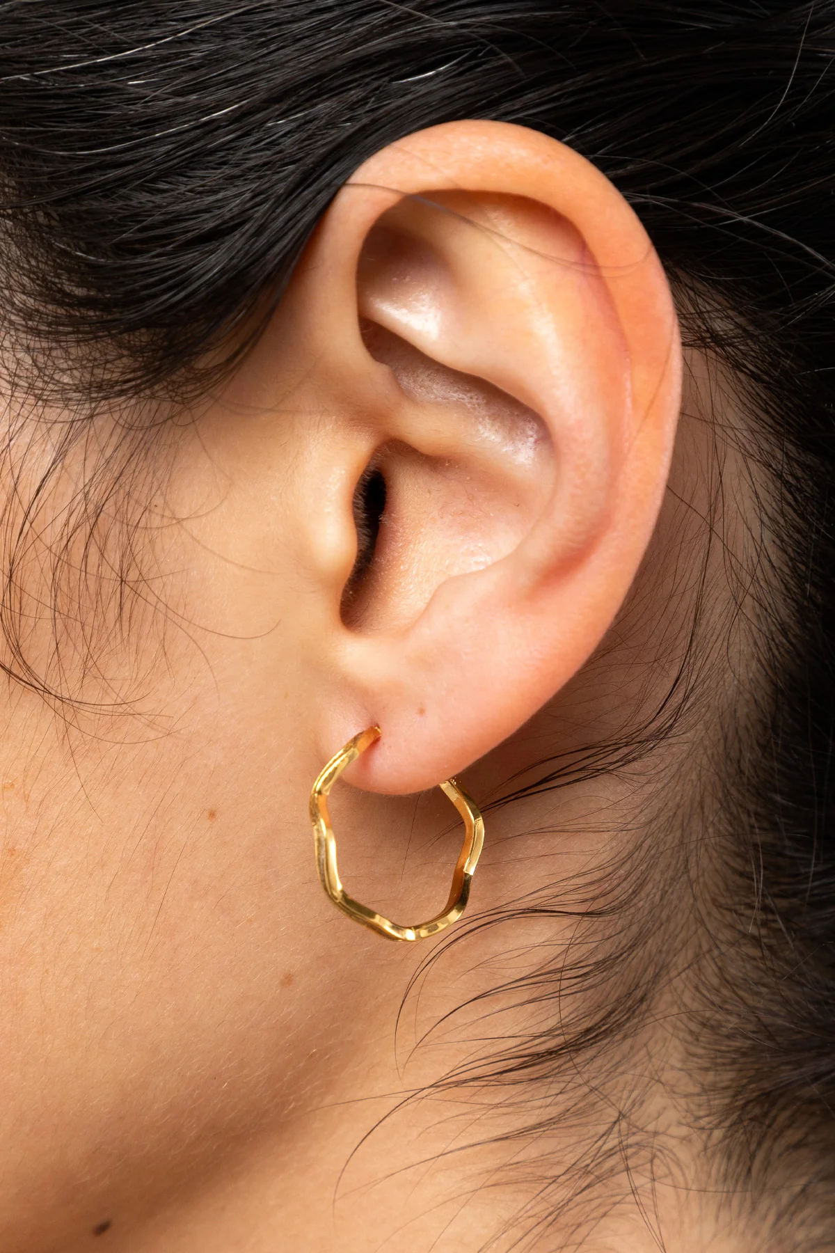JWLWEH - Wavy Enameled Hoop Earrings - Image 3