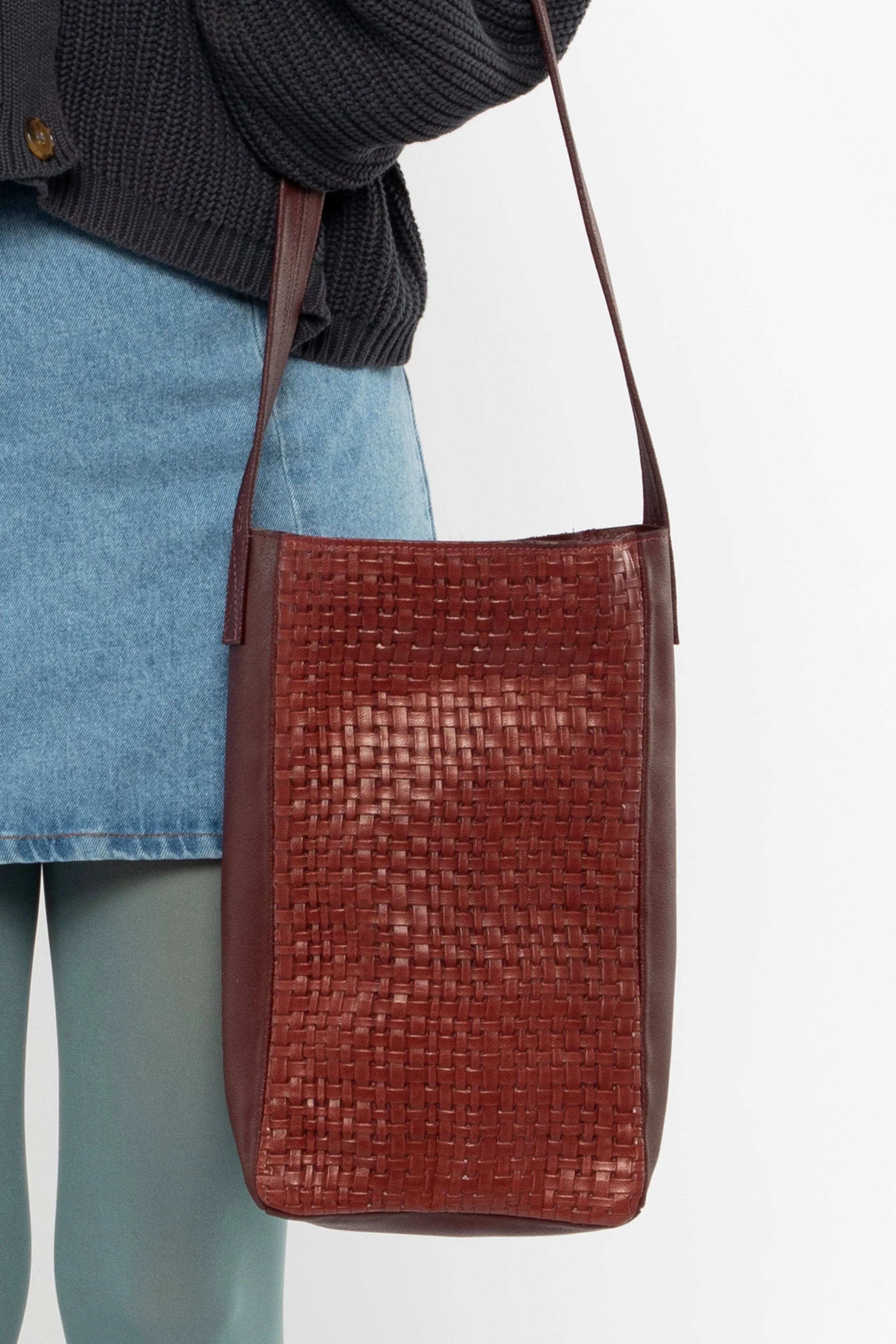 RLH3482 - Woven Leather Slim Tote - Image 11